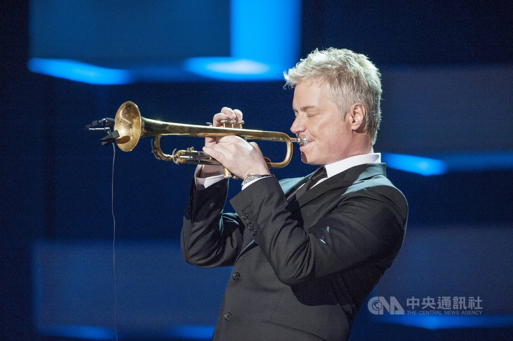 小號演奏家克里斯.伯提(Chris Botti)原定26日在台北國家音樂廳演出,受武漢肺炎疫情影響延期。主辦單位牛耳藝術表示,已買票觀眾將可全額退票。(牛耳藝術提供)中央社記者趙靜瑜傳真 109年2月18日