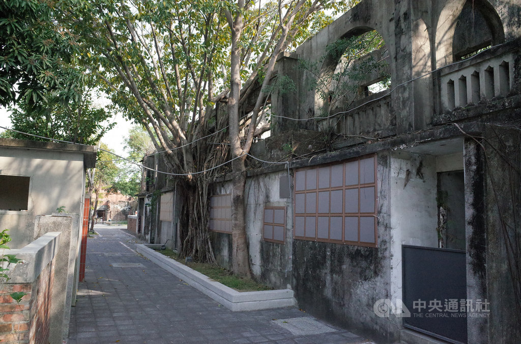 有洋式圓拱建築風格的「醒村」曾是日治時期飛行員住處,後來是空軍教官宿舍,高雄市政府民國106年將全區登錄為文化景觀區,編列專款整修活化,盼讓醒村風華再現。(立委邱志偉辦公室提供)中央社記者王淑芬傳真 109年2月18日