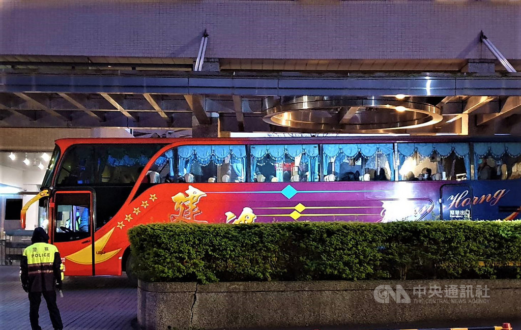 因武漢肺炎防疫,首批包機返台的台商隔離期滿,18日上午陸續返家。圖為在烏來檢疫所的台商一早依序搭上遊覽車離去。中央社記者王鴻國攝 109年2月18日