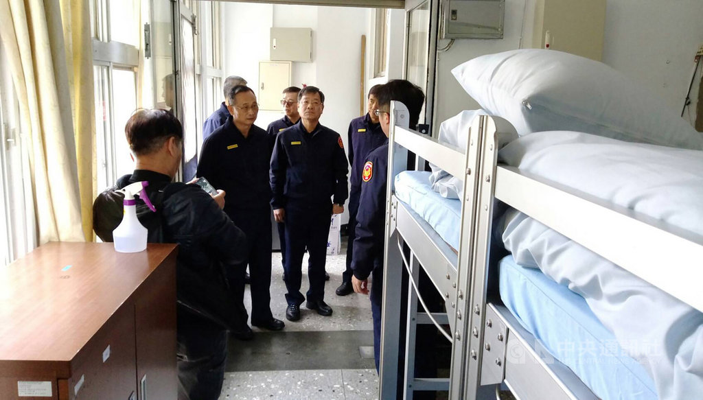 台灣警察專科學校25日將開學,警政署長陳家欽(左2)18日特別到校訪視並聽取防疫措施簡報,除肯定警專防疫作為外,也指示要以關懷、愛心持續落實執行,警政署也將給予最大支援及協助。(警專題供)中央社記者黃麗芸傳真 109年2月18日