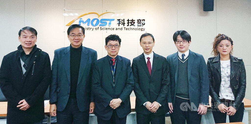 台大醫學院助理教授兼任醫師潘明楷(右3)18日於科技部記者會說明研究成果,經過台美跨國合作團隊努力,找到顫抖症的成因。中央社記者潘姿羽攝 109年2月18日
