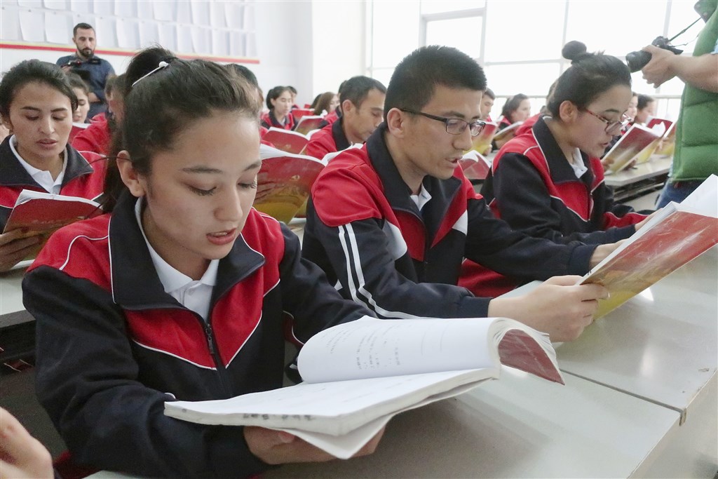 多家外媒17日引述一份據稱自新疆洩漏的文件,揭露中國新疆維吾爾人再教育營細節。這份檔案記錄311名被關入再教育營的維族人士,讓外界得以一窺中國聲稱打擊新疆極端主義罕為人知的一面。圖為新疆阿圖什市的再教育營。(檔案照片/共同社提供)