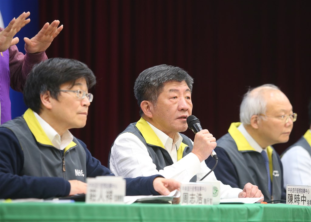 中央流行疫情指揮中心指揮官陳時中(中)18日下午在記者會中宣布,日本鑽石公主號列武漢肺炎感染區,船上台灣旅客必須依指揮中心安排,統一搭乘包機回台,並遵守相關隔離檢疫措施。中央社記者謝佳璋攝 109年2月18日