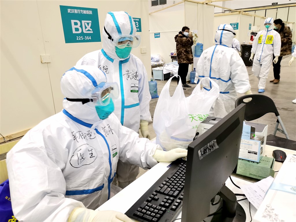 中國大陸湖北省衛生健康委員會官網通報,17日全省武漢肺炎新增死亡病例93人,累計死亡1789人。圖為武漢客廳方艙醫院醫護人員工作情形。(中新社提供)
