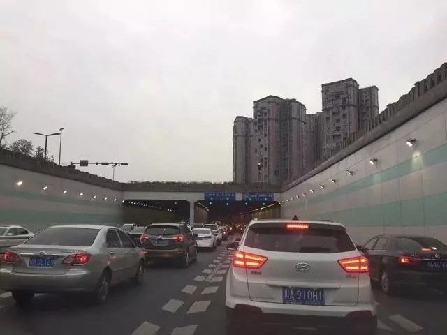 成都市交警18日透過官方微博發布塞車訊息,被中國網友大舉轉載。(圖取自微博網頁weibo.com)