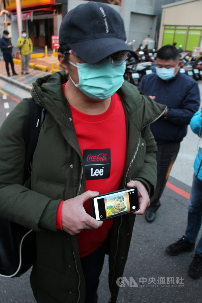因武漢肺炎疫情,集中在中區檢疫場所的69人18日搭乘遊覽車「出關」,其中在中區檢疫場所的周姓工程師,出示在檢疫場所的餐飲照片,強調飲食沒有不佳。中央社記者蘇木春攝 109年2月18日
