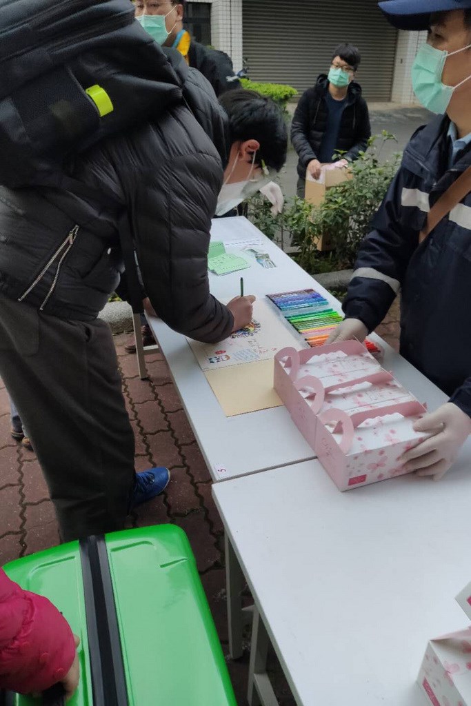 因武漢肺炎疫情,首批包機回台的246名在檢疫所的台商18日解除隔離。一早被安置林口檢疫所的台商,除了自行安排車輛者,其餘將分梯次搭乘遊覽車前往桃園高鐵站以及機場捷運返家。(湖北武漢台胞返鄉自救會提供)中央社記者吳睿騏桃園傳真 109年2月18日