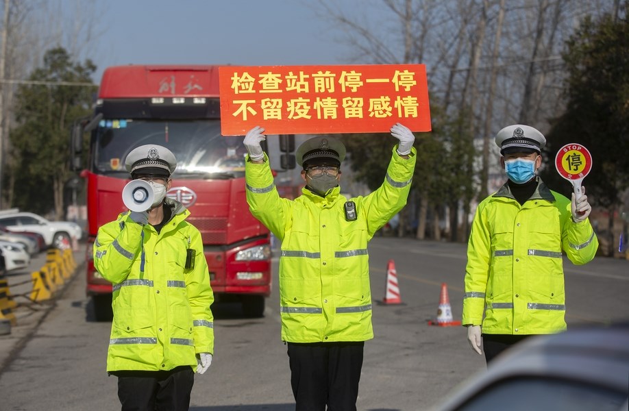專研中國傳染病史的學者劉紹華18日表示,中共過去處理痲瘋病的方式顯示,當局以民族主義問題看待防疫。圖為16日,淮北市交警、民警要求駕駛測量體溫。(中新社提供)
