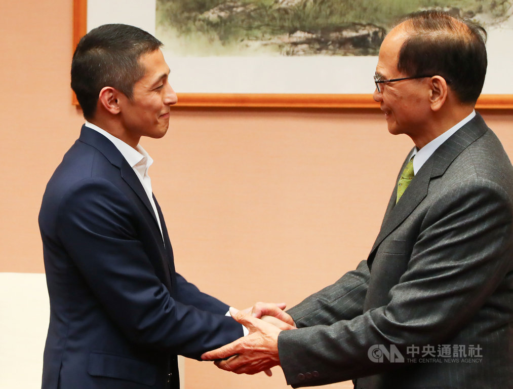 代表民進黨參加台北市立委選舉失利的吳怡農(左)19日下午到立法院,拜會院長游錫堃(右),感謝游錫堃在選舉期間數度站台支持。中央社記者王騰毅攝 109年2月19日