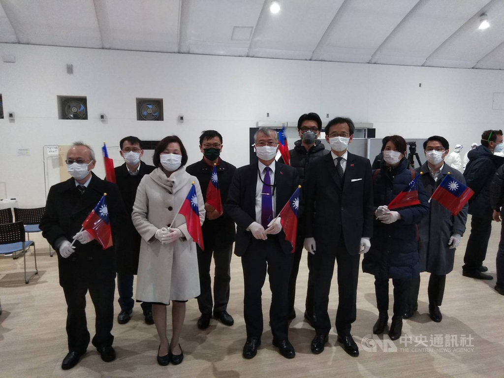 爆發武漢肺炎疫情的鑽石公主號遊輪19日解除隔離,駐日本橫濱辦事處官員等人上午抵達橫濱碼頭,準備迎接可下船的國人。(駐日代表處提供)中央社台北傳真 109年2月19日