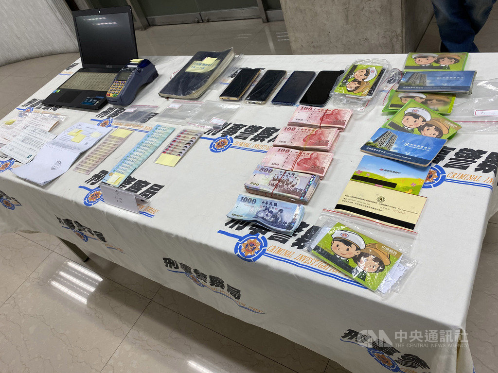 刑事局19日宣布,破獲有不法集團虛設公司吸收街友偽造薪資證明辦信用卡,且刷卡消費後未繳款,初步清查共4家銀行業者遭詐騙,損失約新台幣500萬元,警方逮捕7嫌送辦。圖為贓證物。中央社記者黃麗芸攝 109年2月19日