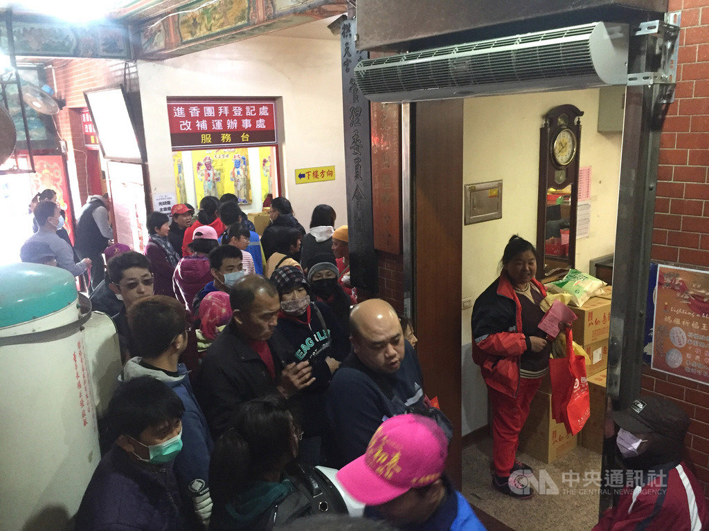 苗栗縣通霄鎮白沙屯媽祖徒步前往雲林縣北港朝天宮進香是國內年度宗教盛事,今年將於3月24日凌晨出發,19日受理報名首日已逾萬人響應。中央社記者管瑞平攝 109年2月19日