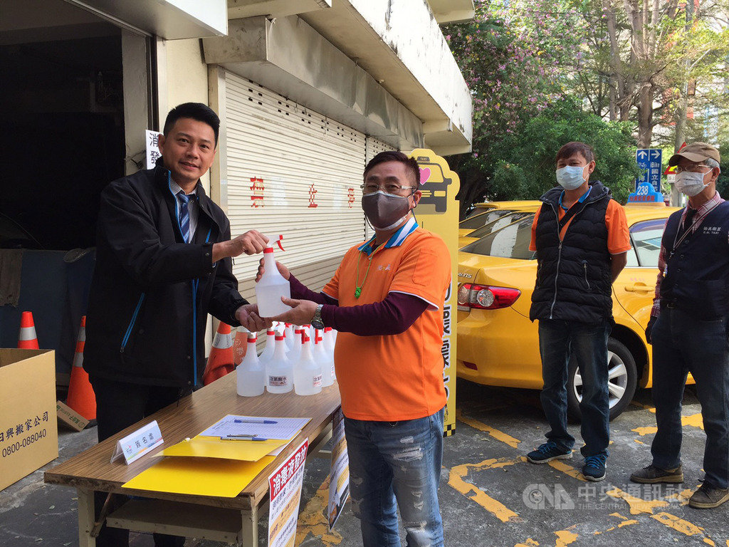 為了協助計程車落實防疫措施,台中市政府19日起免費提供全市合法登記的計程車次氯酸水消毒液,台中市交通局長葉昭甫(左)提醒自備不透光容器前往裝取。(市府提供)中央社記者郝雪卿傳真 109年2月19日