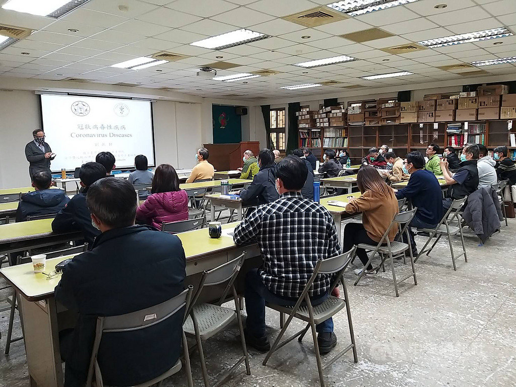 新北市動保處19日召開研討會,邀請台大教授劉振軒主講動物冠狀病毒性疾病,讓寵物飼主、養殖動物農戶及獸醫師了解冠狀病毒,並進一步教導如何消毒與防疫。(動保處提供)中央社記者王鴻國傳真 109年2月19日