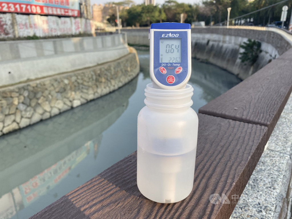 高雄市愛河上游寶珠溝日前變成乳白色,高雄市環保局19日表示,乳白色是截流附近民生污水所致,經派員檢測,現場水質正常,但溶氧濃度偏低。(高雄市環保局提供)中央社記者程啟峰高雄傳真 109年2月19日