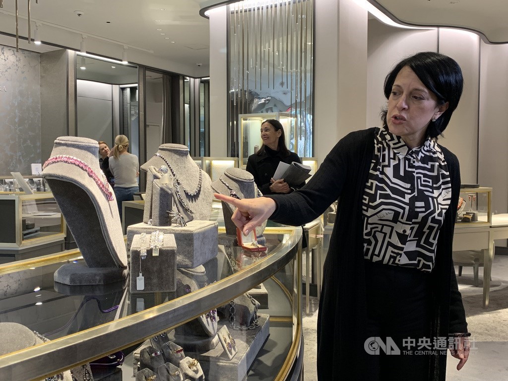 紐約市麥迪遜大道以奢華時尚聞名,沿線擁有約50家獨立珠寶店面。圖為珠寶店佛瑞德萊登人員介紹門市展示的珠寶。中央社記者尹俊傑紐約攝 109年2月19日