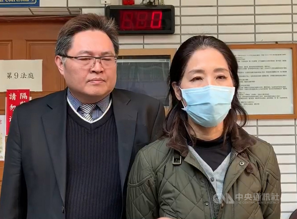 國民黨籍桃園市議員舒翠玲(右)涉嫌詐領助理費遭檢方聲押,舒翠玲19日交保後表示,自己完全沒有任何犯意,可能在程序上有些疏失,相信後續司法將會還她公道。中央社記者吳睿騏桃園攝 109年2月19日