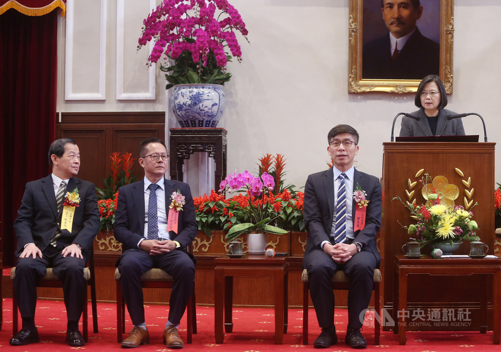 總統蔡英文(右)19日在總統府接見「第21屆國家建築金質獎」及「第16屆國家品牌玉山獎」得獎人;蔡總統致詞表示,目前行政院正在規畫防疫特別條例草案,希望法案送進立法院之後,朝野攜手合作,共同協助產業度過難關。中央社記者鄭傑文攝 109年2月19日