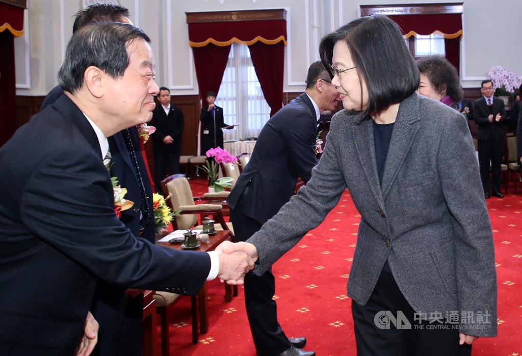 總統蔡英文(右)19日在總統府接見第21屆國家建築金質獎及第16屆國家品牌玉山獎得獎人,向中油董事長歐嘉瑞(左)等人握手致意,恭喜他們得獎。中央社記者鄭傑文攝 109年2月19日