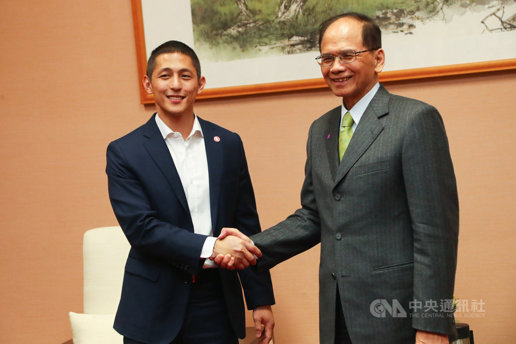 代表民進黨參選台北市立委失利的吳怡農(左)19日下午拜會立法院長游錫堃(右),吳怡農表示,選舉期間游錫堃為他加油打氣,今天親自前來致謝。中央社記者王騰毅攝 109年2月19日
