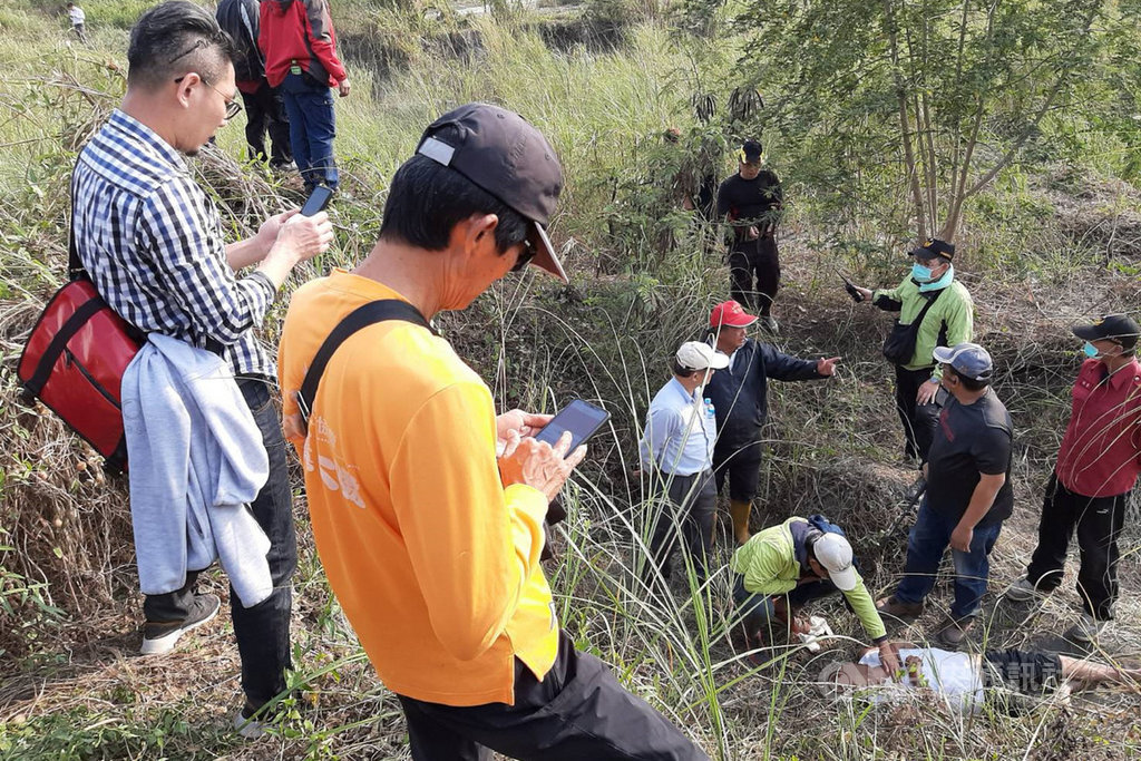 屏東縣萬丹鄉80歲辜姓老翁16日外出失蹤,萬丹鄉民代表洪宗麒發動空拍機好手協助消防人員搜尋,空拍機19日在高屏溪河床坑洞裡發現老翁。(洪宗麟提供)中央社 109年2月19日