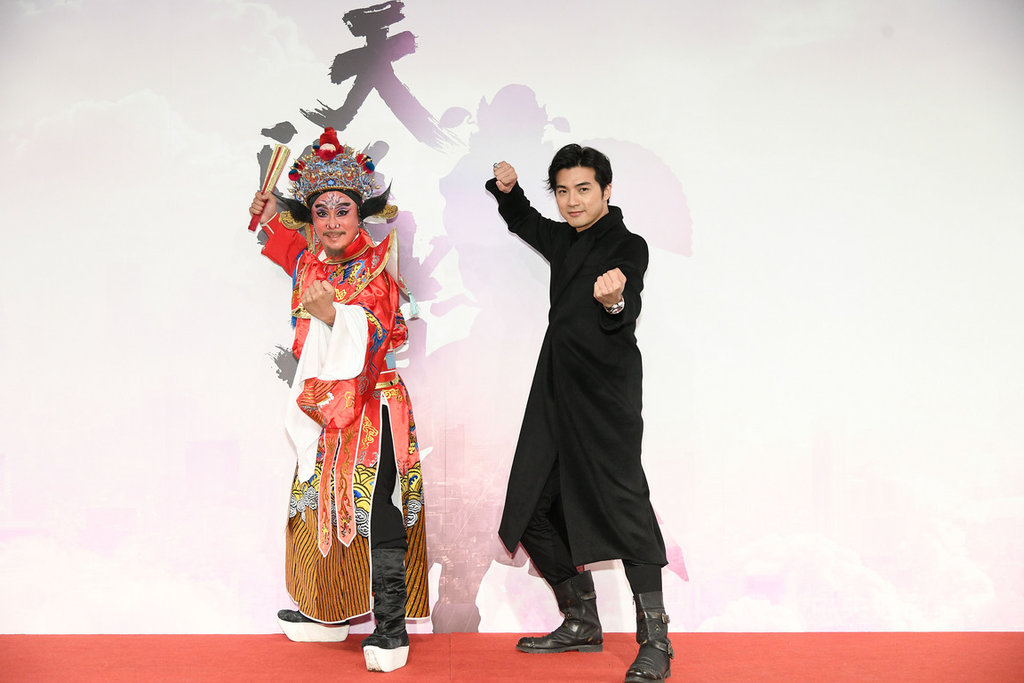 演員賀軍翔(右)將出演戲劇「天巡者」,在劇中擔綱演出鍾馗一角,他表示,為戲瘦身6公斤,回到13年前拍攝偶像劇的身形。(三立電視提供)中央社記者陳秉弘傳真 109年2月19日