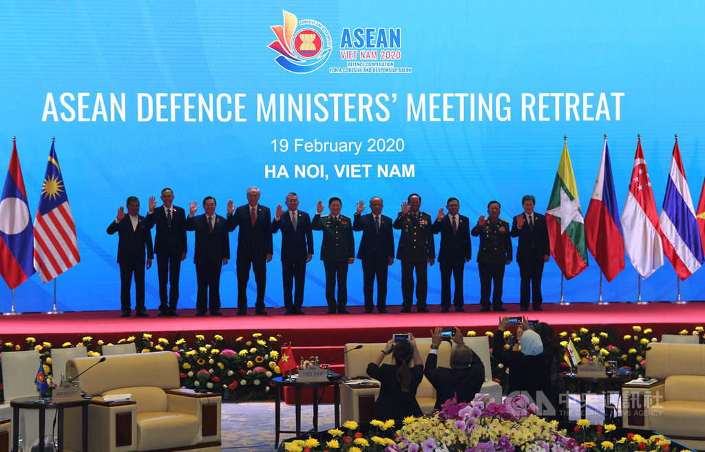東協國防部長非正式會議19日在越南河內市舉行,將加強軍醫等領域合作以因應2019年冠狀病毒疾病(COVID-19)疫情。圖為與會代表會前合影。中央社河內攝 109年2月19日