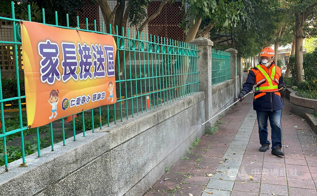 全台高中職以下各級學校25日即將開學,新北市環保局19日表示,全市29所大專院校及362所高中職以下學校,正持續加強校園周邊消毒防疫作業,現已完成14區。(新北市環保局提供)中央社記者黃旭昇新北市傳真 109年2月19日