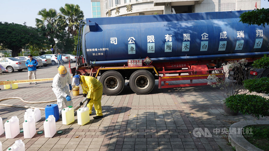 高中以下學校25日開學,台塑企業消毒水專車19日協助雲林各級學校消毒校園,提供學童安全且乾淨的學習環境。 中央社記者姜宜菁攝 109年2月19日