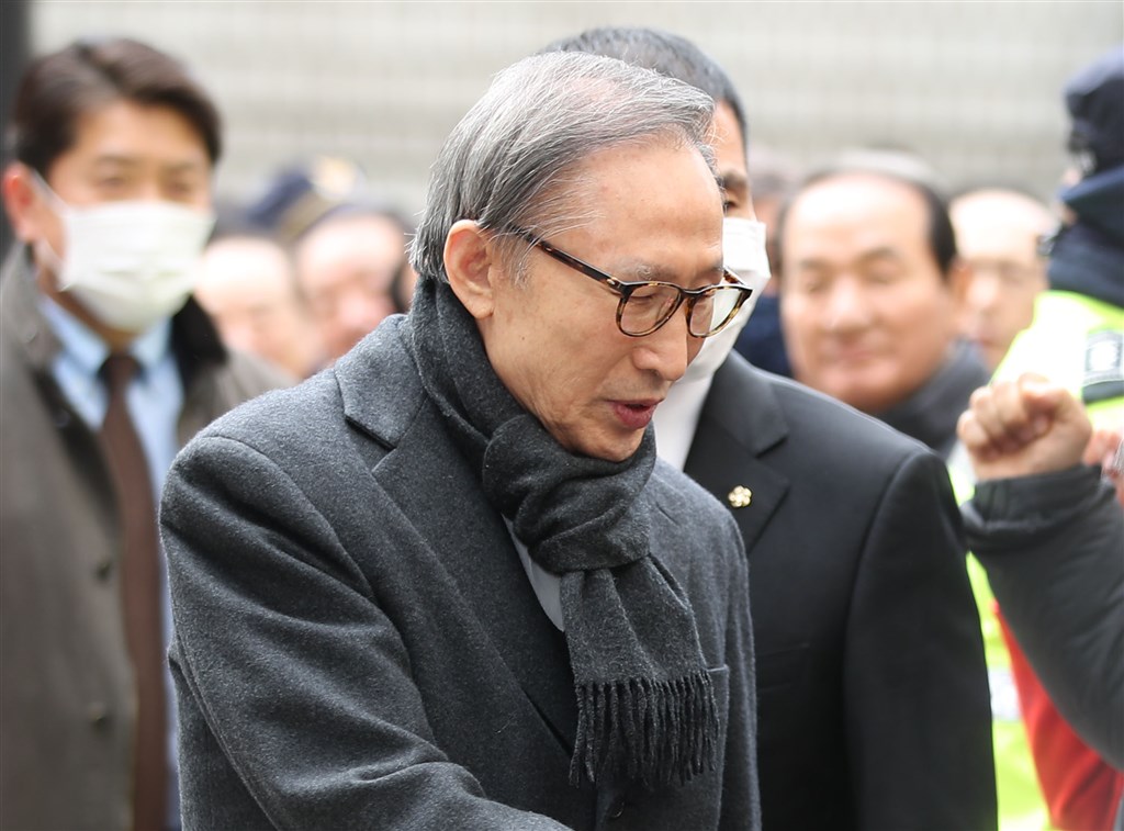南韓前總統李明博(圖)被檢方指控貪污並收受三星公司賄賂,首爾最高法院最中維持二審原判處有期徒刑17年、罰金130億韓元、追徵犯罪所得57.8億韓元。(韓聯社)