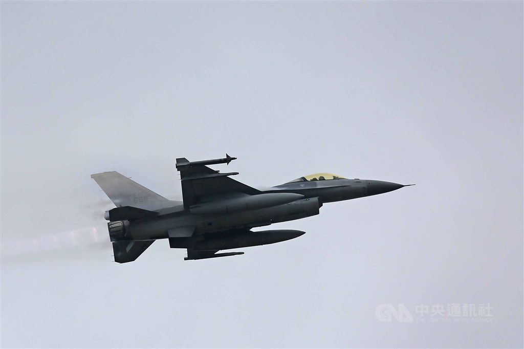 飛官上校蔣正志昨晚駕駛F-16戰機失聯迄今。雷達資料顯示,戰機在20秒內急墜7000呎。空軍司令熊厚基上將18日表示,戰機機械故障可能性低,不排除空間迷向。圖為F-16戰機同型機。(中央社檔案照片)