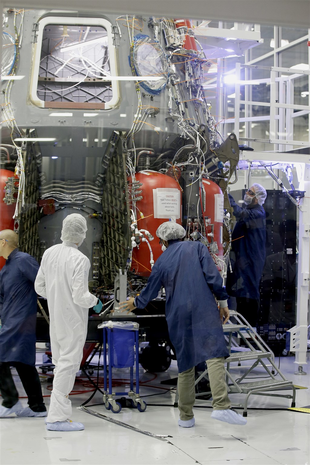 SpaceX太空艙飛龍號被設計用來載送太空人從地表飛至國際空間站,空間只有9平方公尺,且沒有睡覺、盥洗的私人空間。(美聯社)