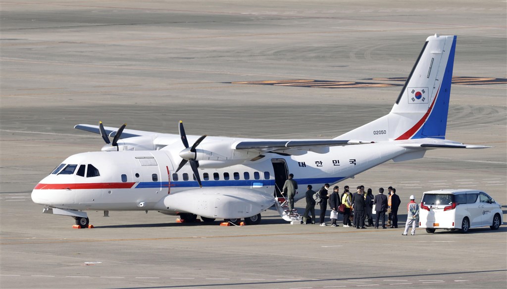 南韓19日派出總統專機將隔離於日本外海鑽石公主號上的6名南韓公民與一名日本配偶,接運回仁川國際機場檢疫所。圖為韓國總統專機於羽田國際機場撤僑。(共同社提供)