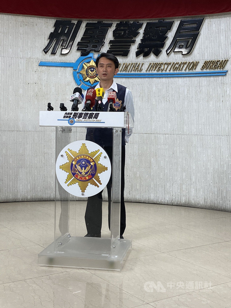 刑事局19日舉行破案記者會,偵查第七大隊第三隊隊長李奇勳(圖)宣布,查獲保險黃牛陳男和多名病患合作,勾串彰化連姓醫師開立失能診斷證明書,向保險公司訛詐高額保險理賠金,警逮19人送辦。中央社記者黃麗芸攝 109年2月19日