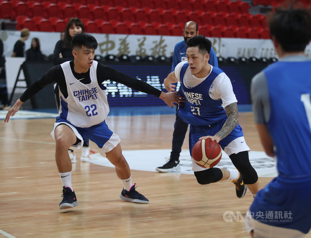 亞洲盃男籃資格賽中華隊21日晚間首戰,將在主場台北和平籃球館迎戰馬來西亞隊,20日中華男籃全隊把握時間備戰賽事,周儀翔(中右)與隊友進行對戰練習。中央社記者張新偉攝 109年2月20日