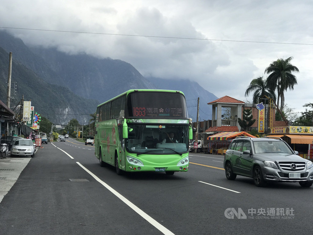 大台北往返花蓮的國道客運「北花線」受武漢肺炎疫情影響,載客量下滑,統聯客運減少3成,率先公告減班至3月15日,視疫情狀況逐步調整。中央社記者張祈攝 109年2月20日