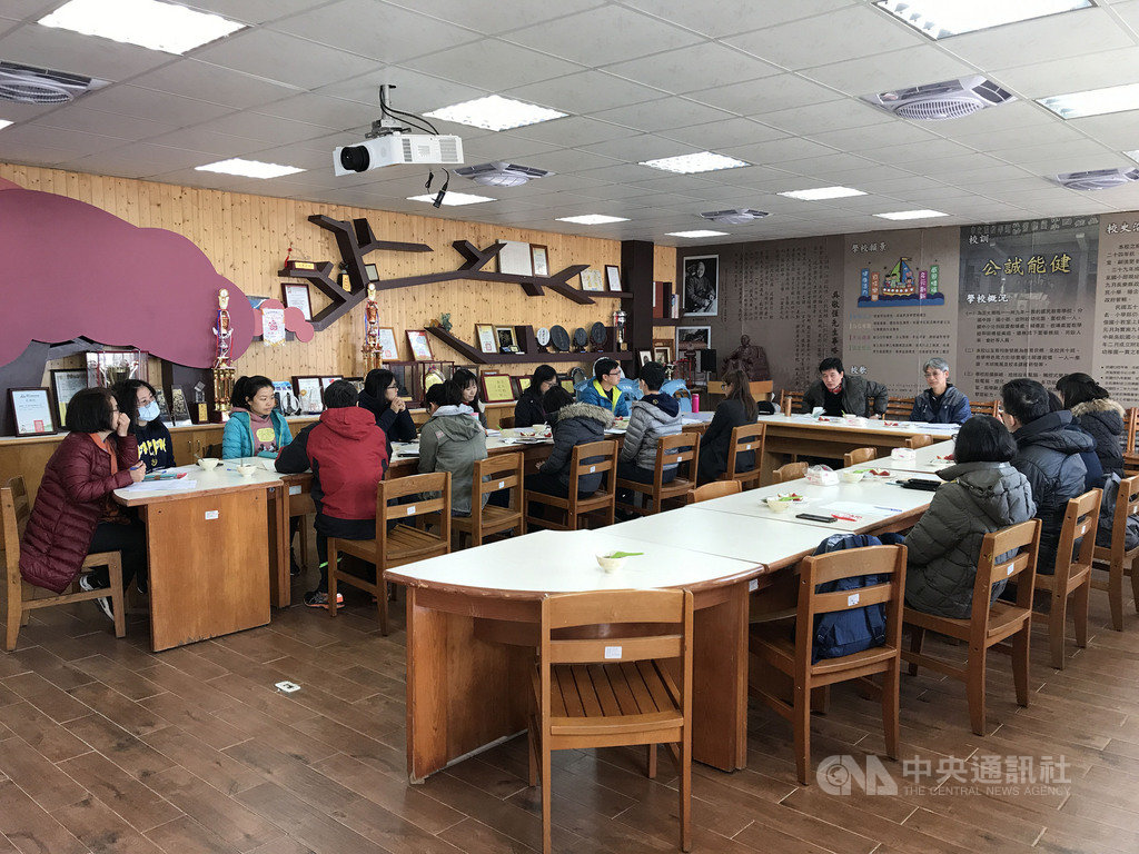 開學在即,連江縣政府教育處長陳冠人率領處內各科相關人員,巡迴各校關心校園防疫工作。圖為聽取敬恆國民中小學防疫報告。(連江縣政府提供)中央社 109年2月20日