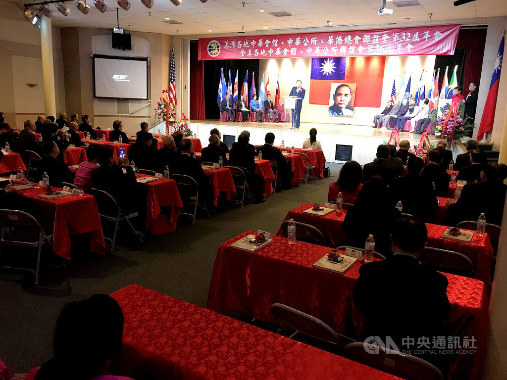 全美各地的傳統僑社領袖19日在洛杉磯集會,發表共同聲明,武漢肺炎疫情擴散之際,支持中華民國參加世界衛生組織(WHO),共同為全球防疫努力。中央社記者林宏翰洛杉磯攝 109年2月20日
