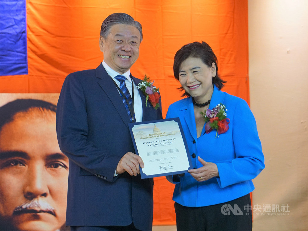 中華民國僑務委員會副委員長呂元榮19日出席美洲各地中華會館、中華公所、華僑總會聯誼會年會,接受美國聯邦眾議員趙美心頒發感謝狀。中央社記者林宏翰洛杉磯攝 109年2月20日