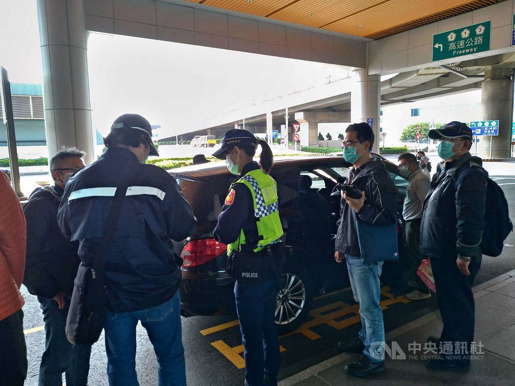 為防範白牌車成武漢肺炎防疫漏洞,監理站與航警局等單位20日組成聯合稽查小組赴桃園機場,隨機稽查7輛車後,當場查獲1輛白牌車,並於完成蒐證後,當場依據道路交通管理處罰條例製單舉發。(公路總局桃園監理站提供)中央社記者吳睿騏桃園傳真 109年2月20日