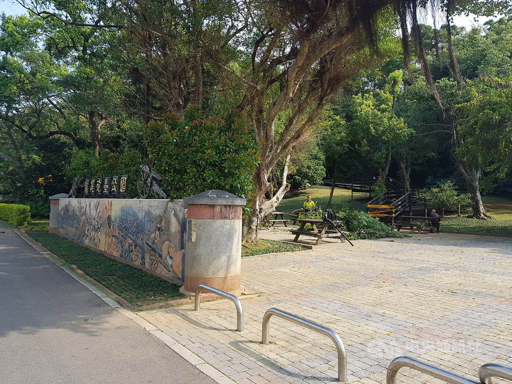 新北市議員鄭宇恩表示,淡水都市計畫公共設施用地專案通盤檢討目前正進行公開展覽,但土地解編後綠地卻減少了,甚至變更住宅區,有關滬尾砲台公園(圖)的解編部分,請城鄉局務必重新評估調整。(鄭宇恩提供)中央社記者王鴻國傳真 109年2月20日