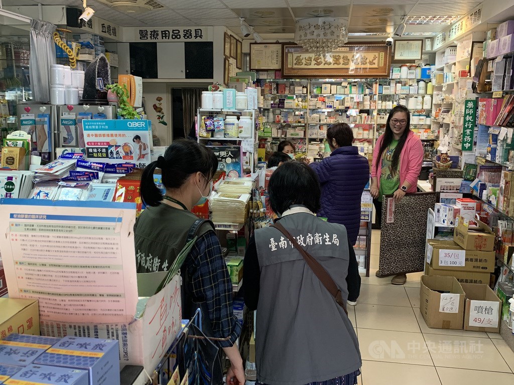 台南市東區一家健保特約藥局遭媒體爆料囤積百萬片口罩,每片賣價新台幣15元,台南市調查處、衛生局、消保官19日聯合調查,當下未查獲非法口罩,業者也否認囤積,揚言對爆料媒體提出誹謗、妨害名譽等告訴。中央社記者張榮祥台南攝 109年2月19日