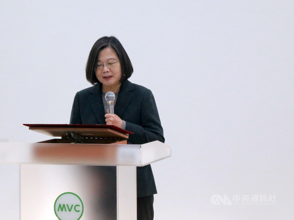 總統蔡英文20日參訪新竹縣高端疫苗公司時表示,高端疫苗與美國國衛院共同開發新冠肺炎疫苗,盼能早日完成,並再度強調她很感謝這次所有投入防疫的同仁與產業界。中央社記者郭宣彣攝 109年2月20日