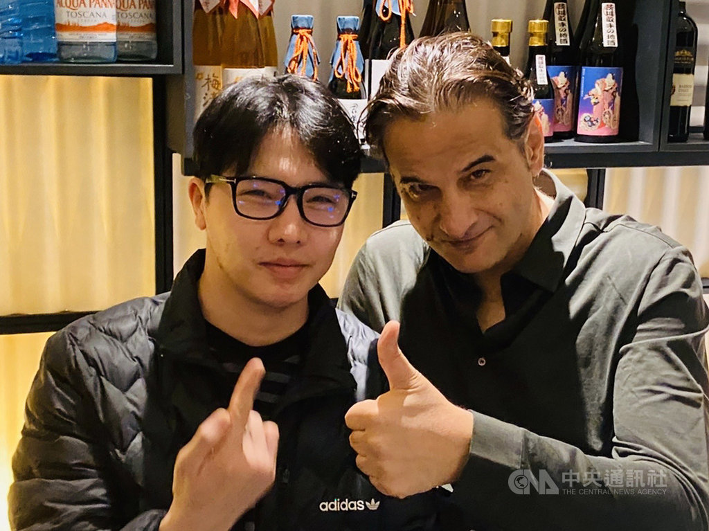 羅馬尼亞男高音巴狄亞(Alexandru Badea)(右)接受他的學生、台灣男高音曾宏豫(左)邀約,近期特別訪台演出,共舉行3場音樂會,也舉辦大師班指導台灣學子。(曾宏豫提供)中央社記者趙靜瑜傳真 109年2月20日