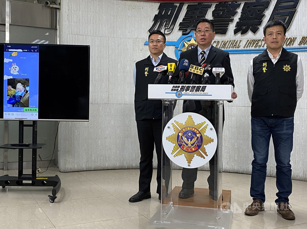 刑事局偵查第四大隊副大隊長王志成(中)20日表示,日前接獲檢舉,指有民眾在網路群組散播越南政府為防疫發放免費口罩等影片假訊息,循線分別查獲涉嫌轉傳及拍攝的兩名男子,依法送辦。中央社記者黃麗芸攝 109年2月20日