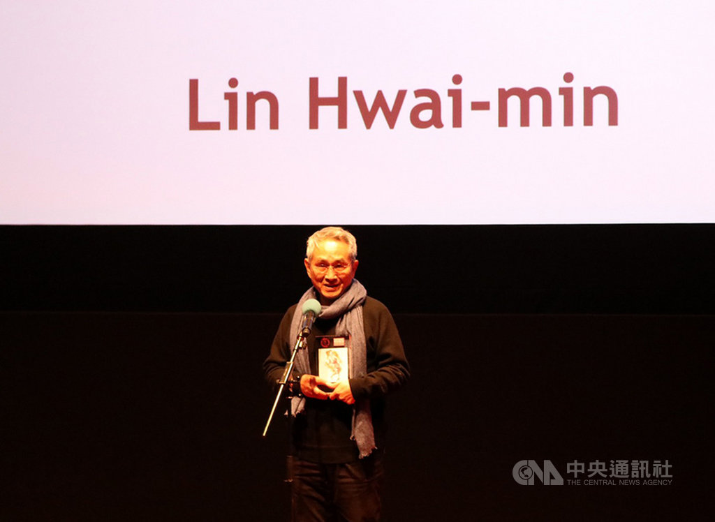 雲門舞集創辦人林懷民19日代表舞團,在倫敦巴比肯劇院領取2018年英國國家舞蹈獎「最傑出舞團獎」。中央社記者戴雅真倫敦攝 109年2月20日