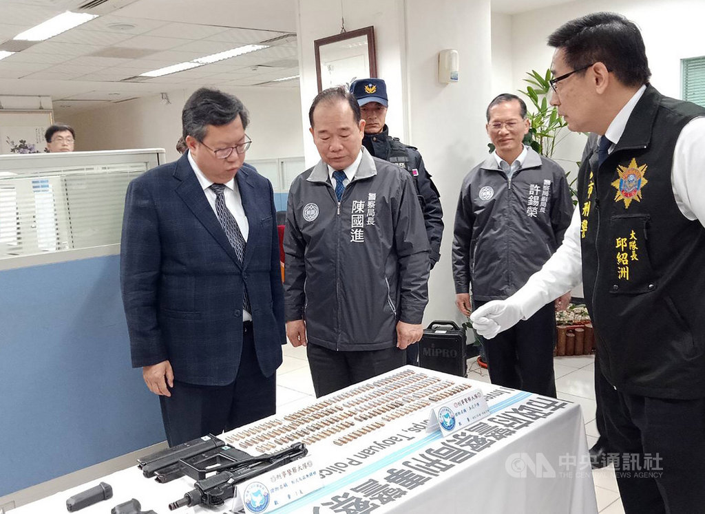 桃園市長鄭文燦(左)20日前往桃園市警局刑事警察大隊訪視,肯定警方成功破獲地下軍火庫有功,也感謝刑警大隊及員警們的辛苦、專業。中央社記者吳睿騏桃園攝 109年2月20日