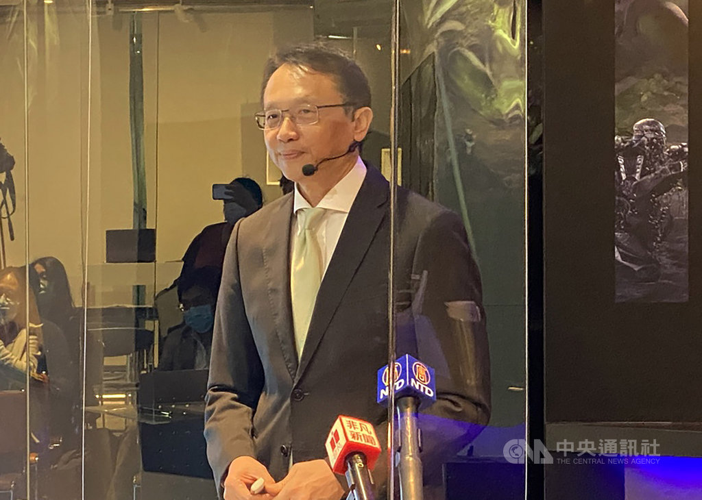 電腦品牌廠宏碁董事長陳俊聖20日出席新春媒體聚會,為了防疫考量,特別採用總統級的半身隔離設備。中央社記者吳家豪攝 109年2月20日