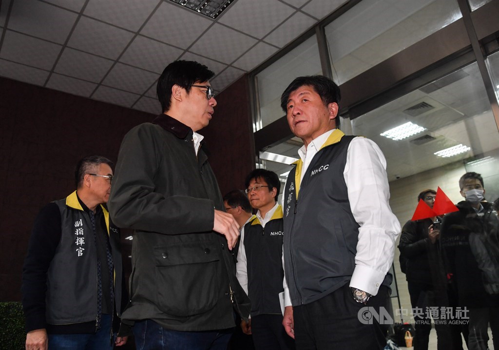 中部白牌計程車司機感染武漢肺炎過世,行政院副院長陳其邁(前左)透露從數百人中找出感染源的方法,是現代科技、大數據,以及跨部會全力合作。圖為陳其邁1月29日與衛福部長陳時中(前右)在疾管署門口討論疫情對策。(中央社檔案照片)