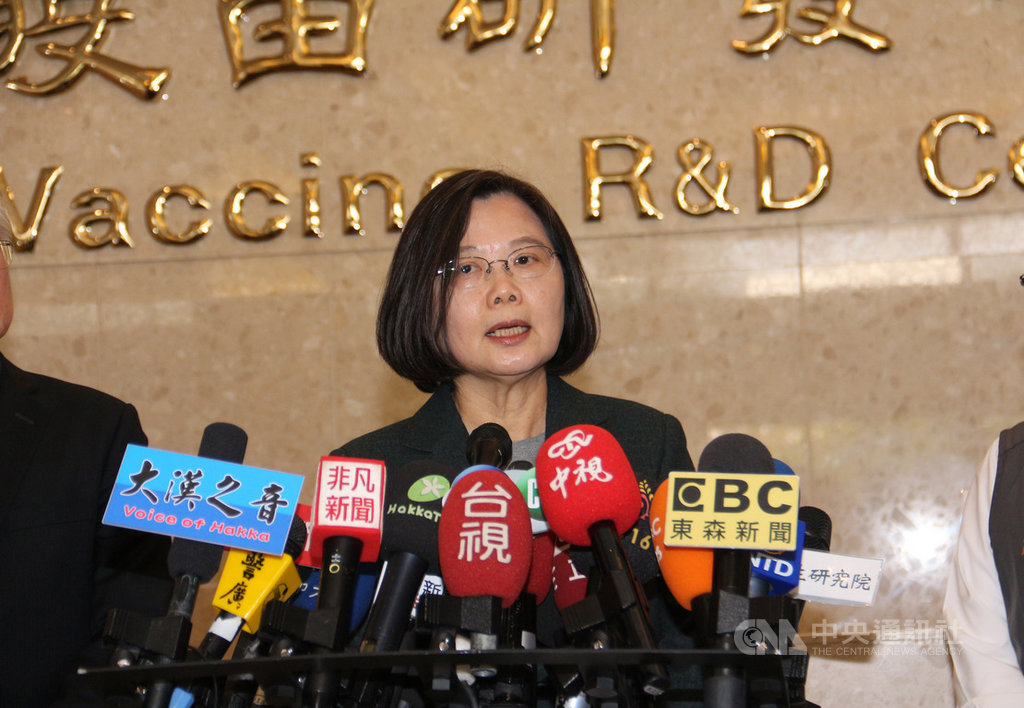 國民黨立委吳斯懷書面質詢引爭議,總統蔡英文(圖)20日到苗栗竹南視察國衛院後受訪表示,自己講的話是反映真實情況,同時展現自我防衛決心,「這本是一個國家領導人應該講的話」。中央社記者管瑞平攝 109年2月20日